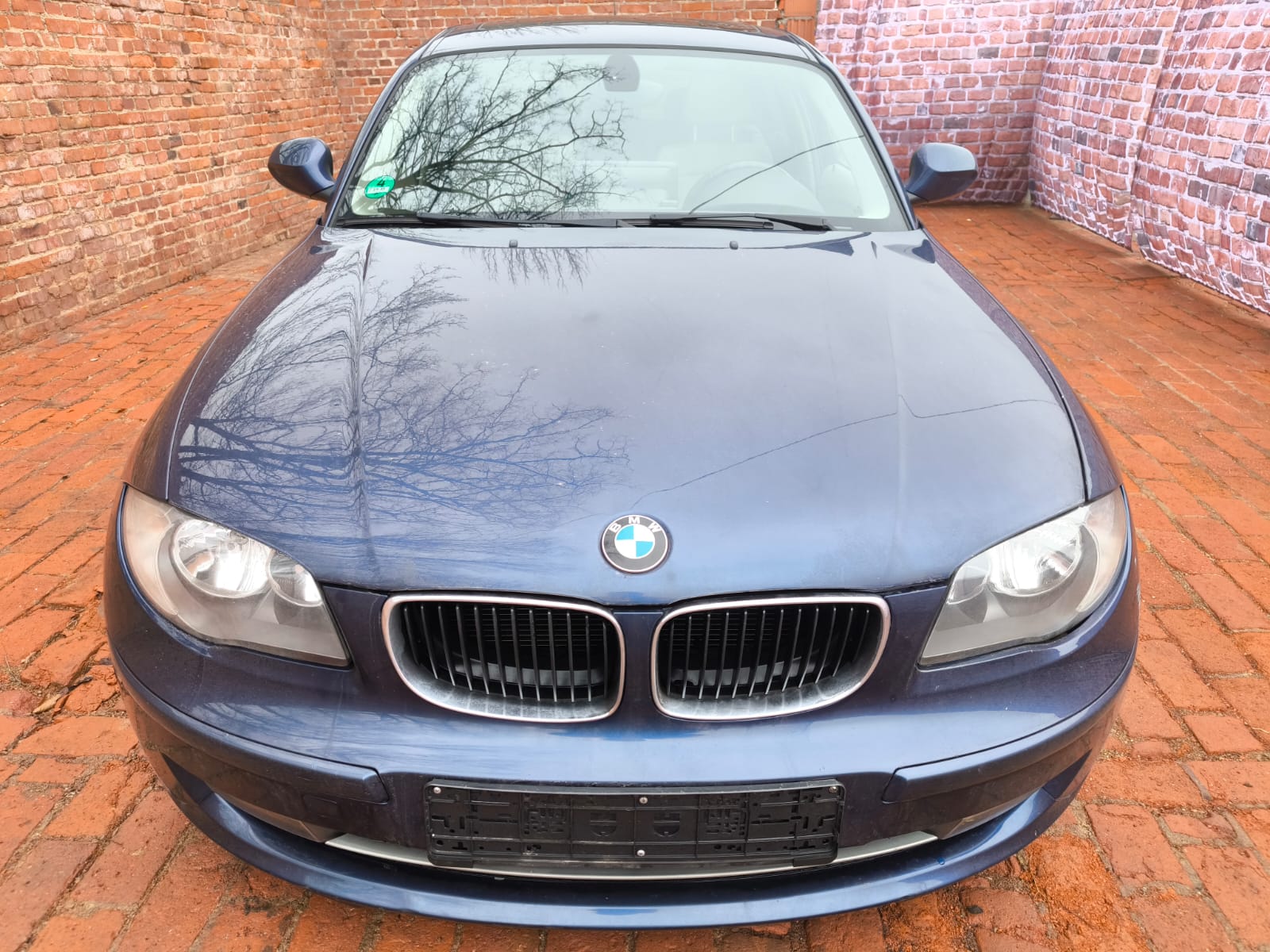 Blauer BMW mit Getriebeschaden in Eisenach verkaufen auf gepflastertem Hof